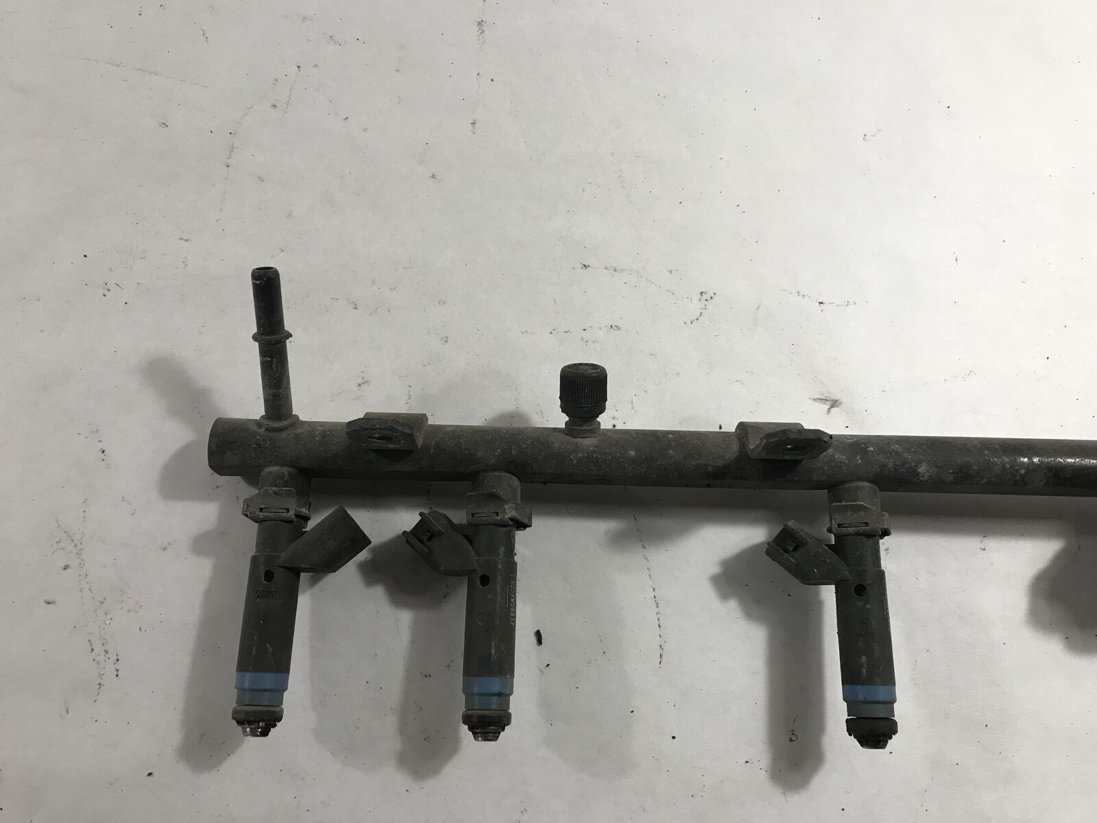 TJ XJ ZJ Fuel Rail with Injectors 4.0L 6 Cylinder 05014496AC 19992004