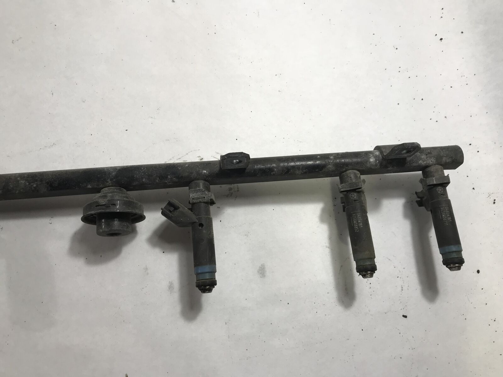 TJ XJ ZJ Fuel Rail with Injectors 4.0L 6 Cylinder 05014496AC 19992004