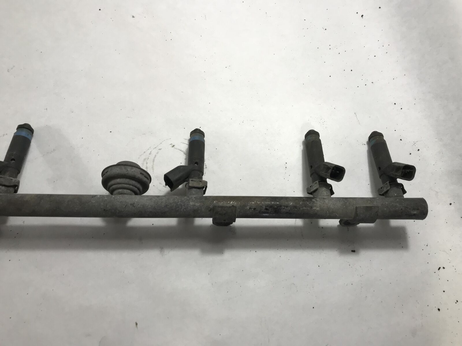 TJ XJ ZJ Fuel Rail with Injectors 4.0L 6 Cylinder 05014496AC 19992004